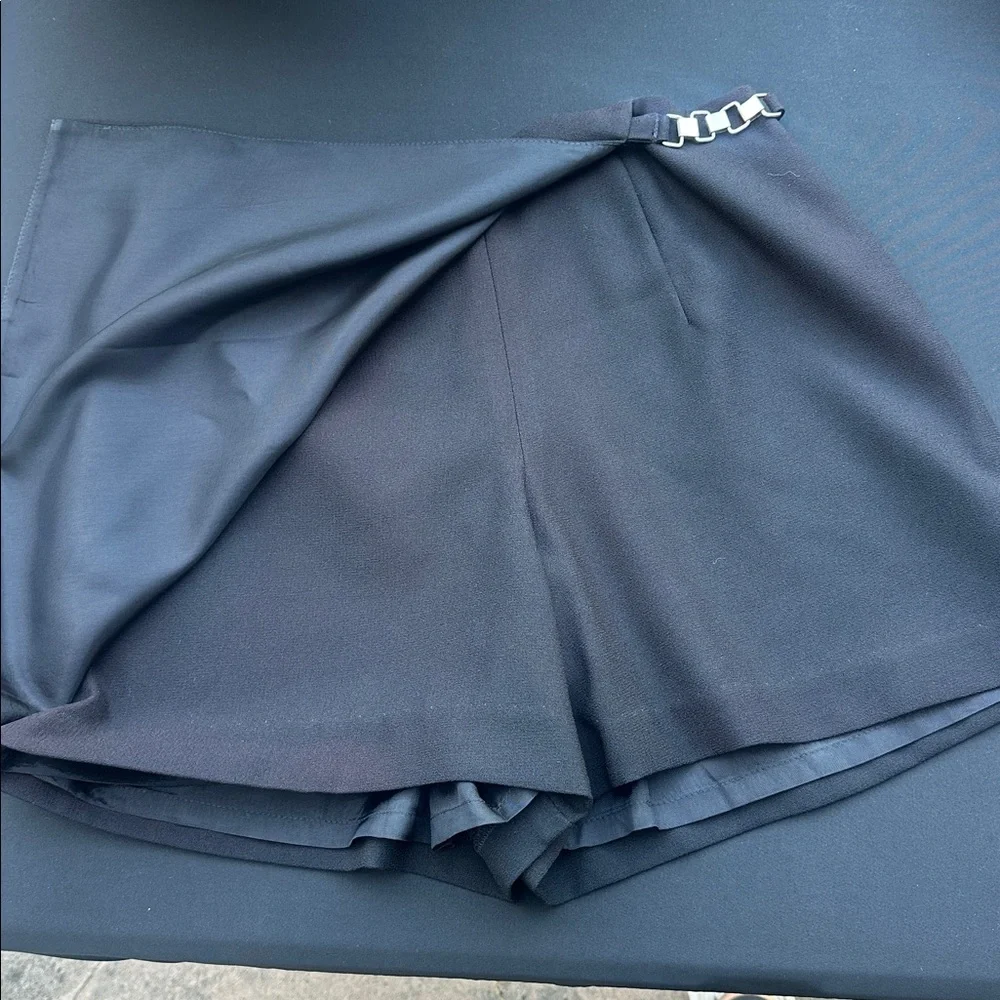 LAUNDRY By Shelli Segal Black  Mini Silver Chain Detail Skirt Skort Size 4